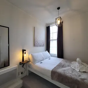 https://sea-side-flat-3-with-fast-wifi-and-free-parking.yorkshirehotels.net